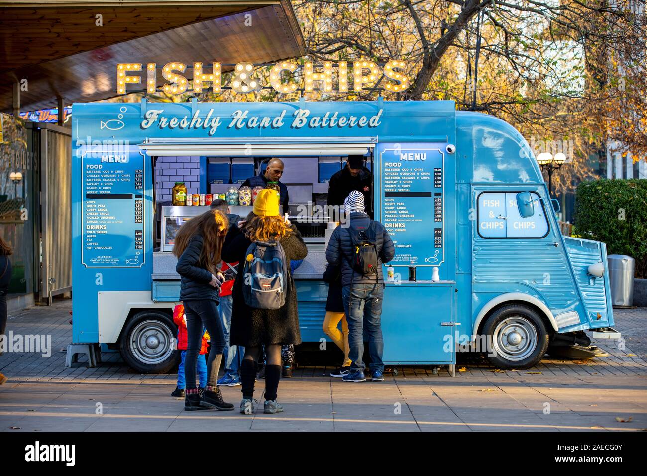 Londres, Marché de Noël sur la Tamise, le Festival d'hiver à Southbank Centre, London Eye (grande roue, Fish & Chips, Booth, Promenade le long de la rivière, Banque D'Images