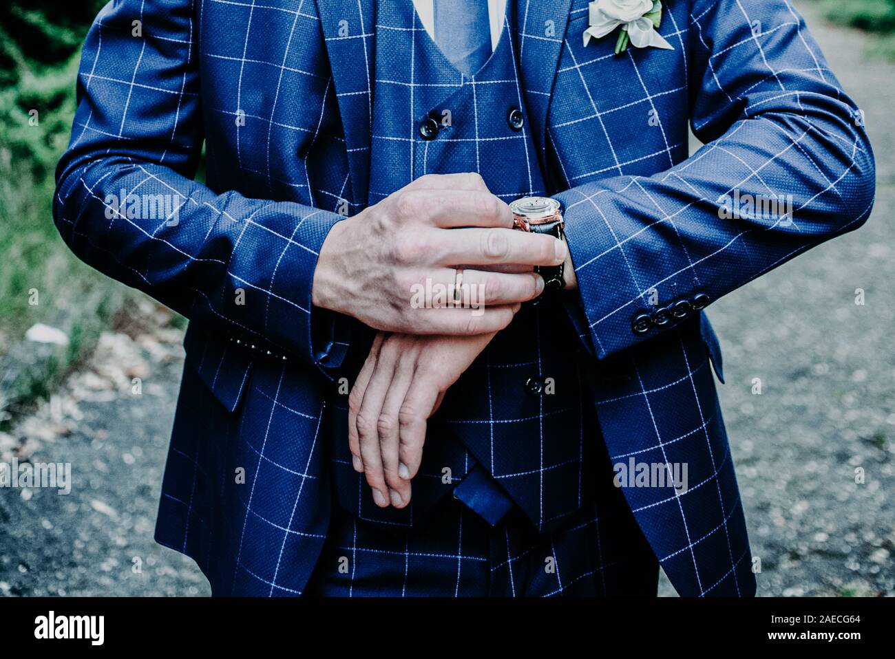 Mains de marié mariage se préparer en fonction de Banque D'Images
