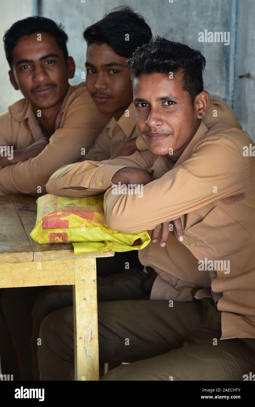 Trois garçons adolescents assis à leur bureau dans une école rurale de base prix, Rajasthan, Inde, Asie. Banque D'Images