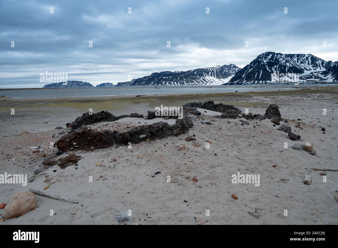 Ancien camp de chasse. Vestiges d'un fourneau pour la production de graisse de baleine. Spitzberg, Îles Svalbard, Norvège Banque D'Images