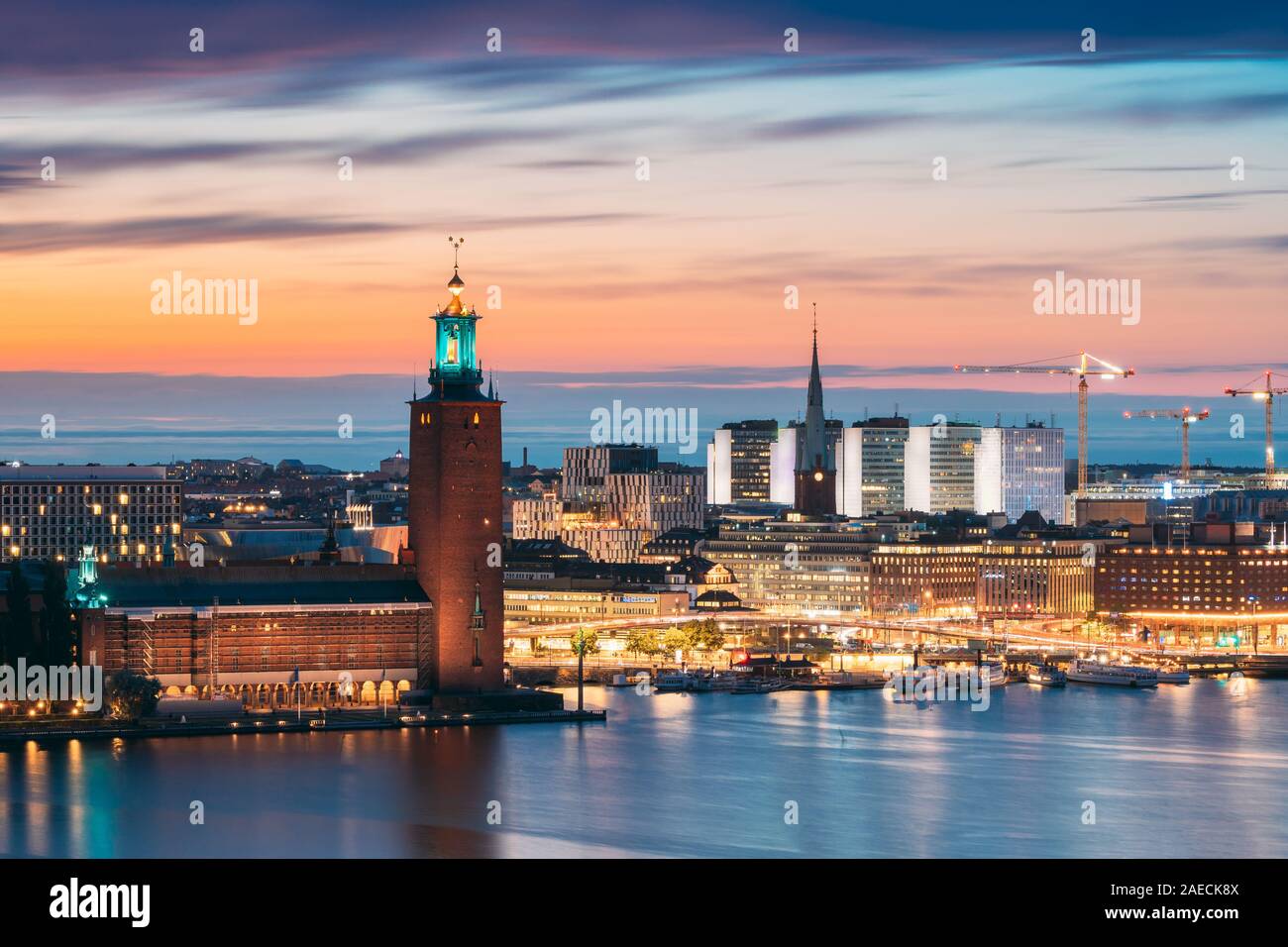 Stockholm, Suède. Superbe vue sur l'horizon de la célèbre Tour de l'Hôtel de Ville de Stockholm et de Saint Clara ou Saint Klara Église. Destination populaire en vue Panoramique Banque D'Images