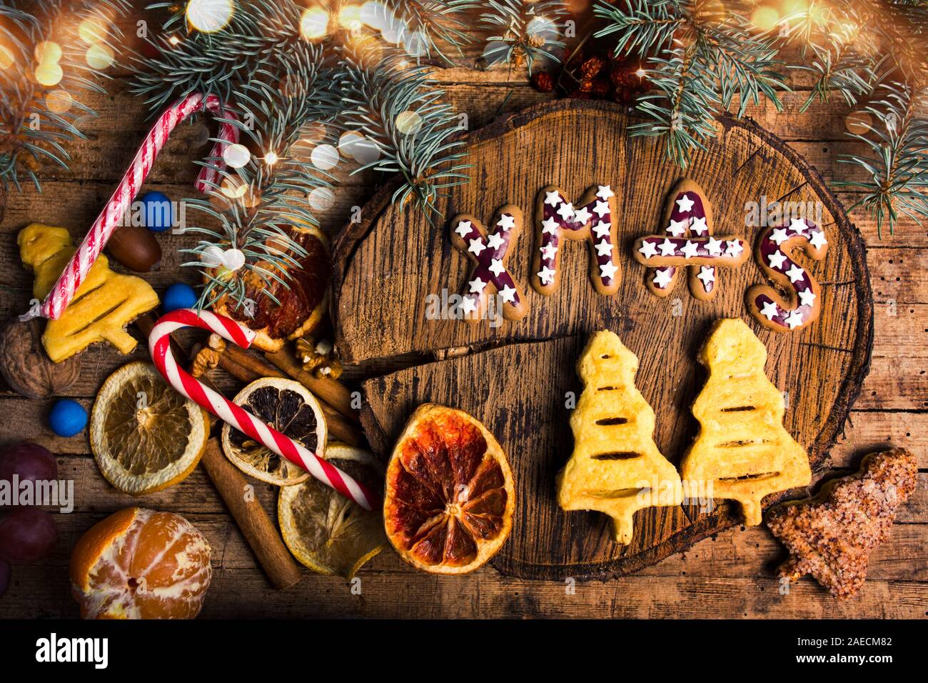 Nouvel An et Noël et des bonbons. Les gaufres et les cookies avec décors vue supérieure Banque D'Images