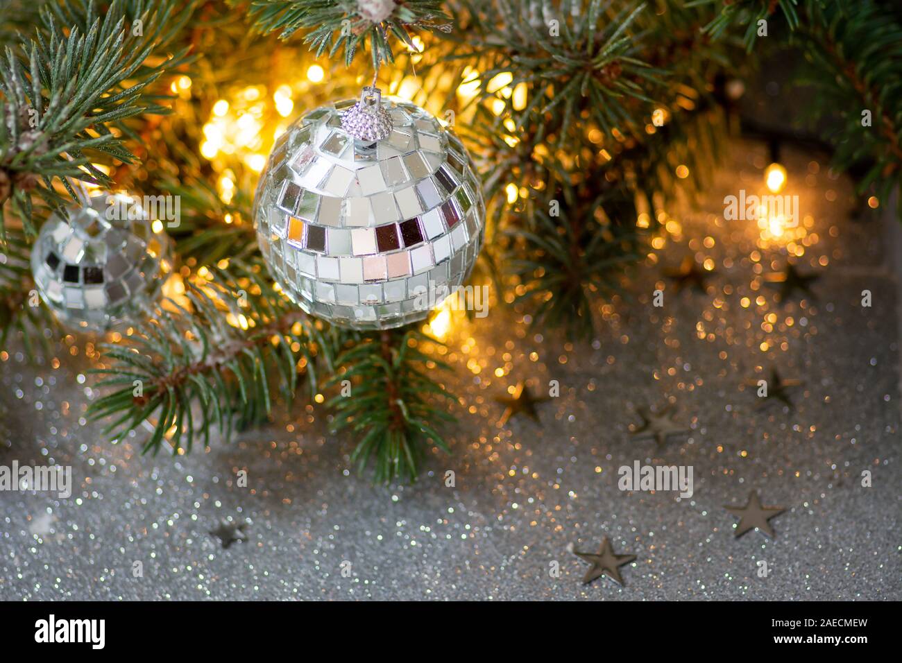Arbre de Noël avec des ornements brillants et festive background Banque D'Images