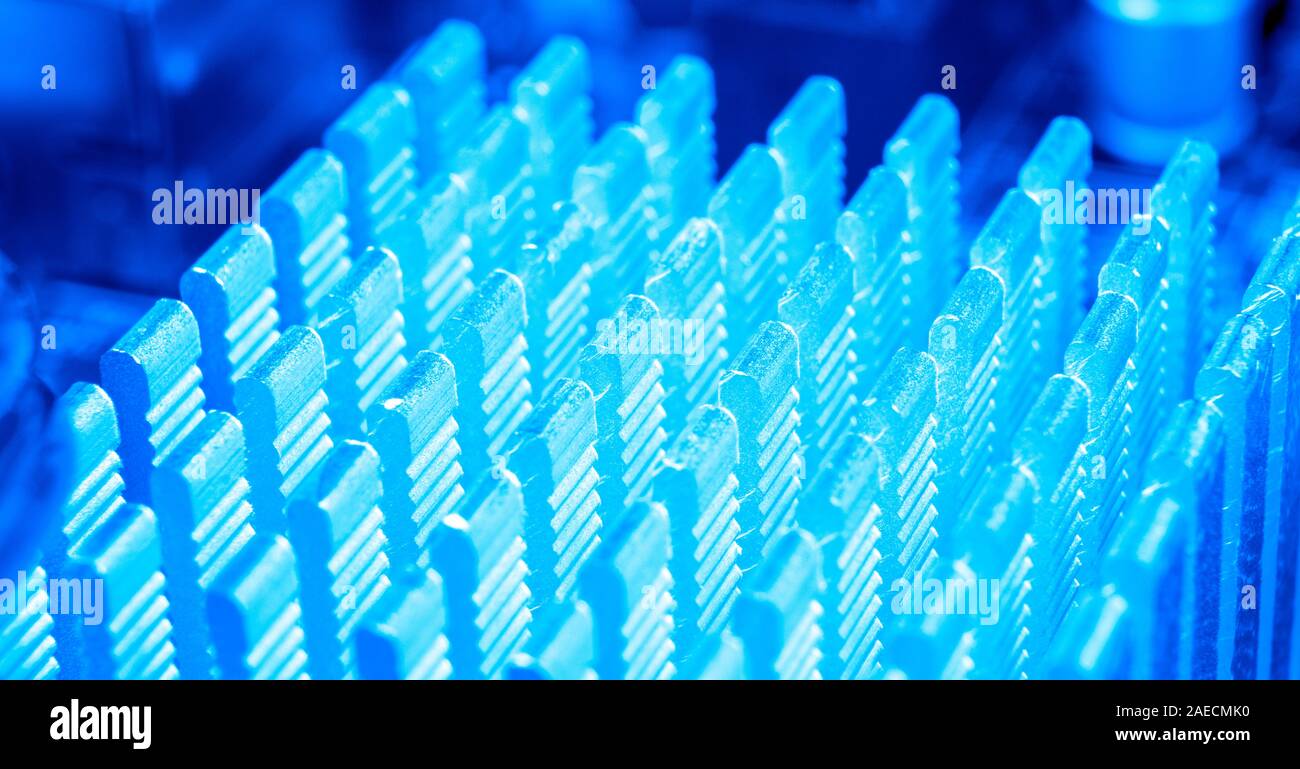Plan Macro sur circuit imprimé avec des résistances les puces et les composants électroniques. La technologie matérielle de l'ordinateur. Processeur de communication intégrée. Inf Banque D'Images