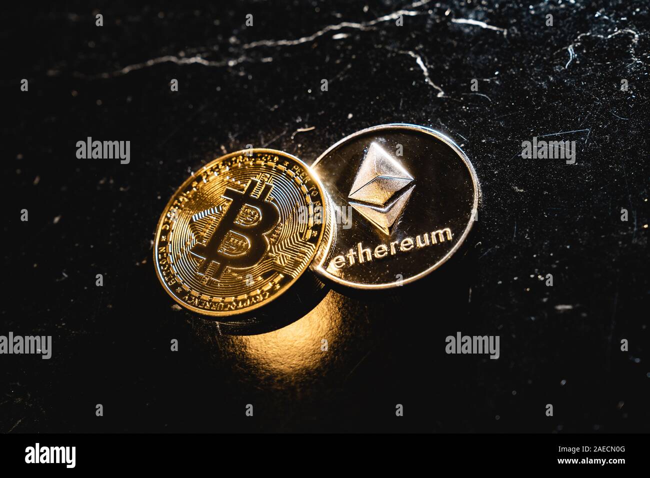 Bitcoin sur un fond sombre. Bitcoin Ethereum et augmentation et la baisse  de prix Photo Stock - Alamy