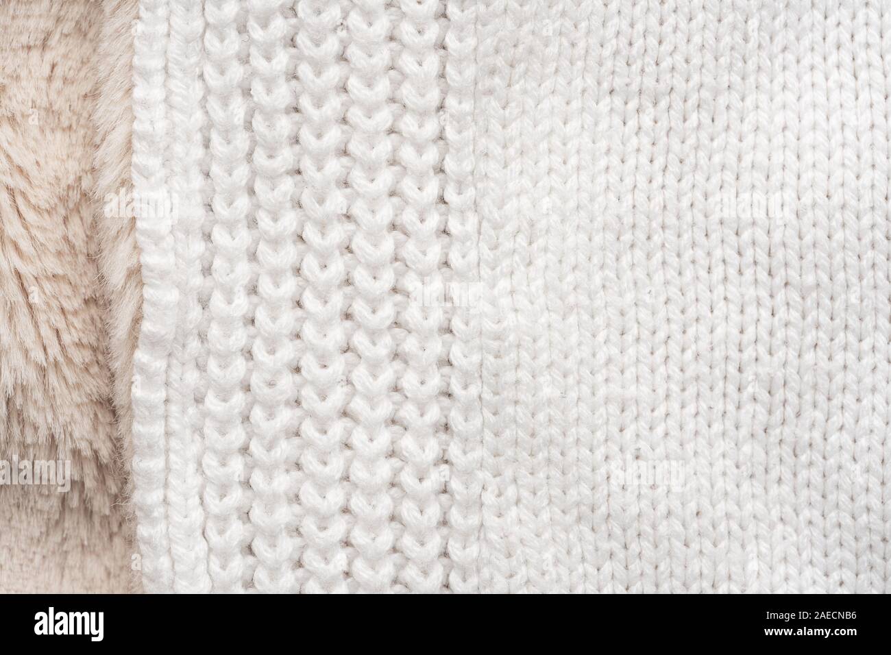 Tricot blanc Arrière-plan avec la fausse fourrure. La texture de laine Close Up Banque D'Images