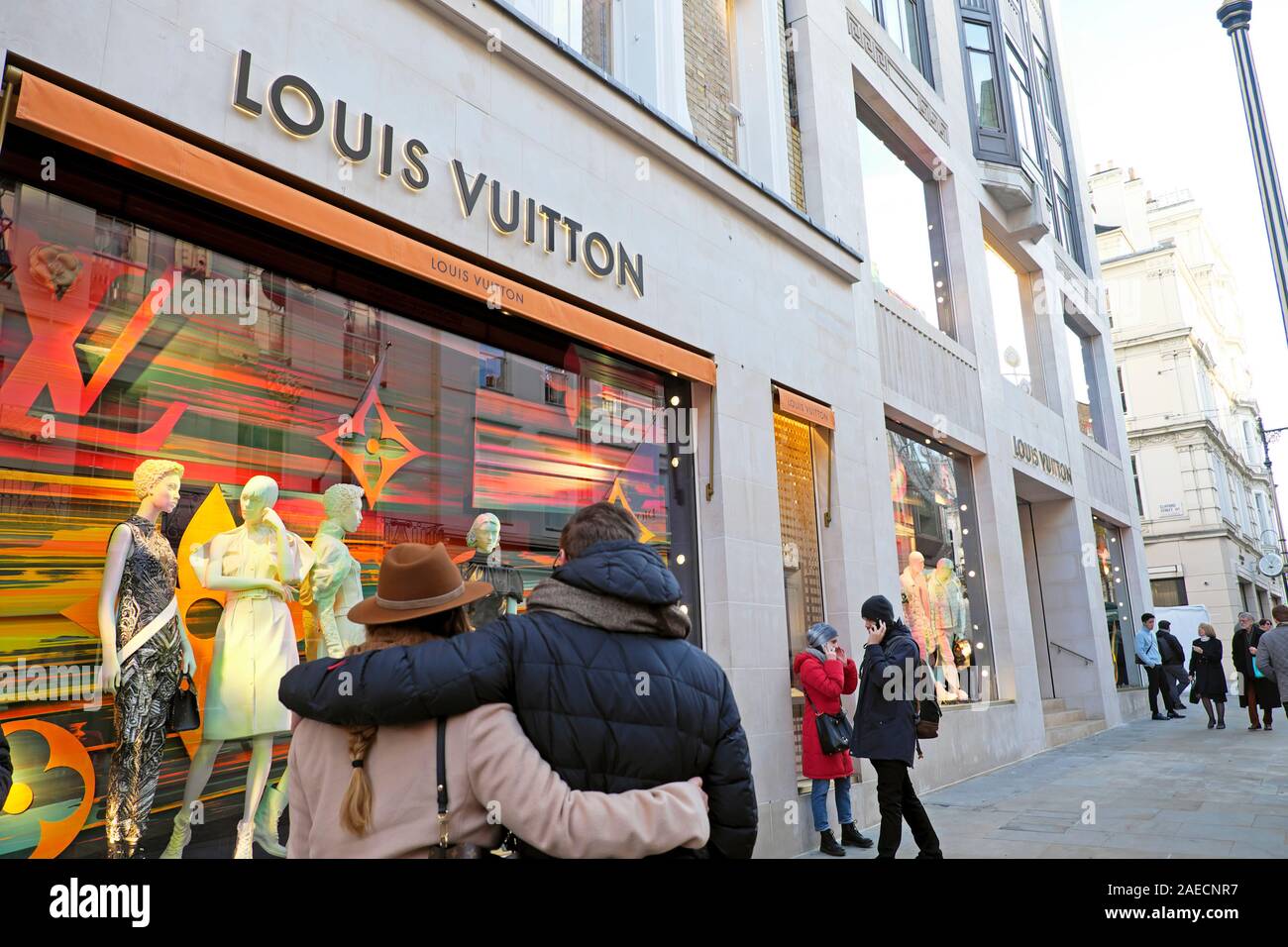 Magasin Louis Vuitton New Bond Street à Londres Angleterre Royaume-uni KATHY DEWITT Banque D'Images