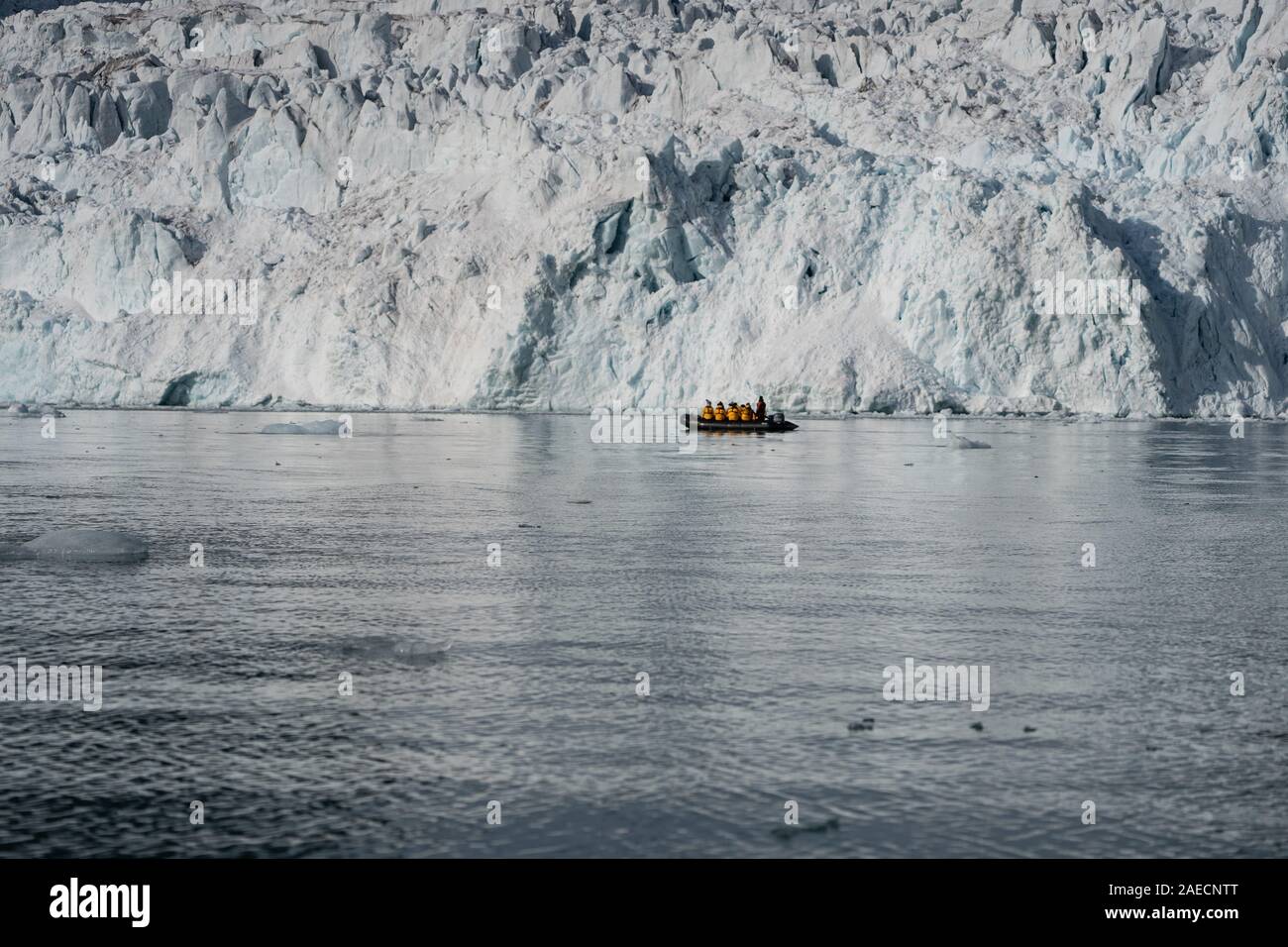 Les passagers de croisière aventure sur un zodiaque en caoutchouc tour lugubre un iceberg au Spitzberg, Norvège en Juillet Banque D'Images