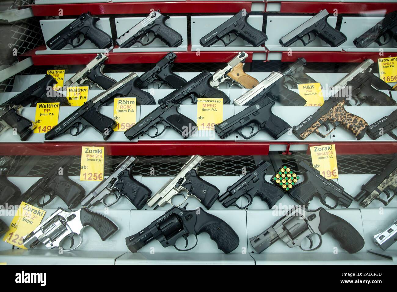 Affichage d'un magasin d'armes avec armes, vendable librement, des répliques d'armes à feu d'alarme, Banque D'Images