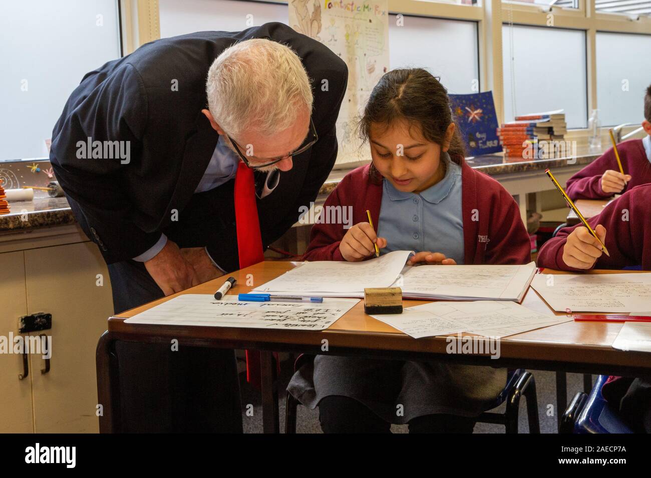 Photo datée du 5 décembre montre Jeremy Corbyn visiter Fulbridge Modifier Academy à Peterborough,Paris,comme les 7 derniers jours de la campagne électorale a commencé. Femme CorbynÕs Jeremy a fait une rare apparition sur la campagne électorale avec lui aujourd'hui (jeudi), ils ont visité une école dans le Cambridgeshire. Le dirigeant syndical a été rejoint par son épouse, Laura Alvarez, à Fulbridge Modifier Academy à Peterborough ce matin. Laura, qui habituellement conserve un profil bas, a aidé son mari au cours d'une séance de questions et réponses avec une classe d'enfants, qui les ont interrogé l'homme politique sur une variété de sujets. Elle le rejoignit d'une visite guidée de la Banque D'Images