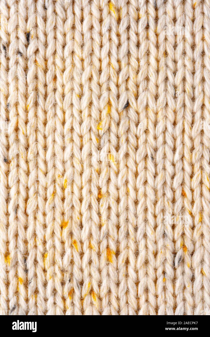 La texture de tissu beige tricot laine entrecoupées de fil jaune. Voir Portrait fond chandail Banque D'Images