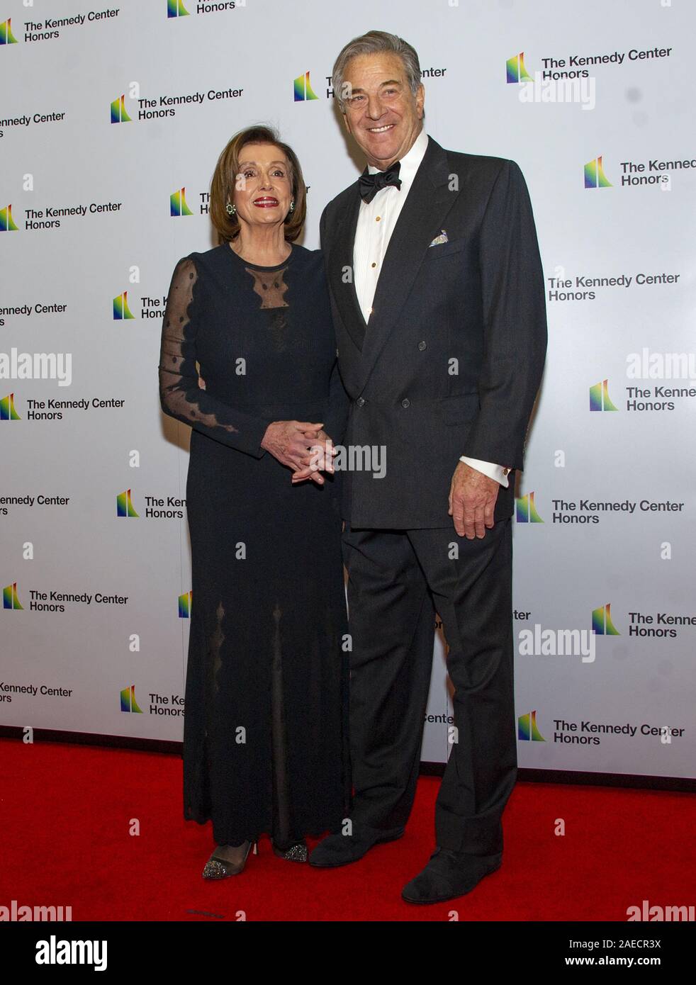 Washington, United States. Le 08 mai 2019. Le président de la Chambre des représentants des Etats-Unis Nancy Pelosi (démocrate de Californie) et de son mari, Paul, arrivent pour le dîner officiel de l'artiste en l'honneur des récipiendaires de la 42e assemblée annuelle des Kennedy Center Honors au département d'État des États-Unis à Washington, DC le Samedi, Décembre 7, 2019. Les lauréats 2019 sont : Earth, Wind & Fire, Sally Field, Linda Ronstadt, Sesame Street, et Michael Tilson Thomas. Photo par Ron Sachs/UPI UPI : Crédit/Alamy Live News Banque D'Images