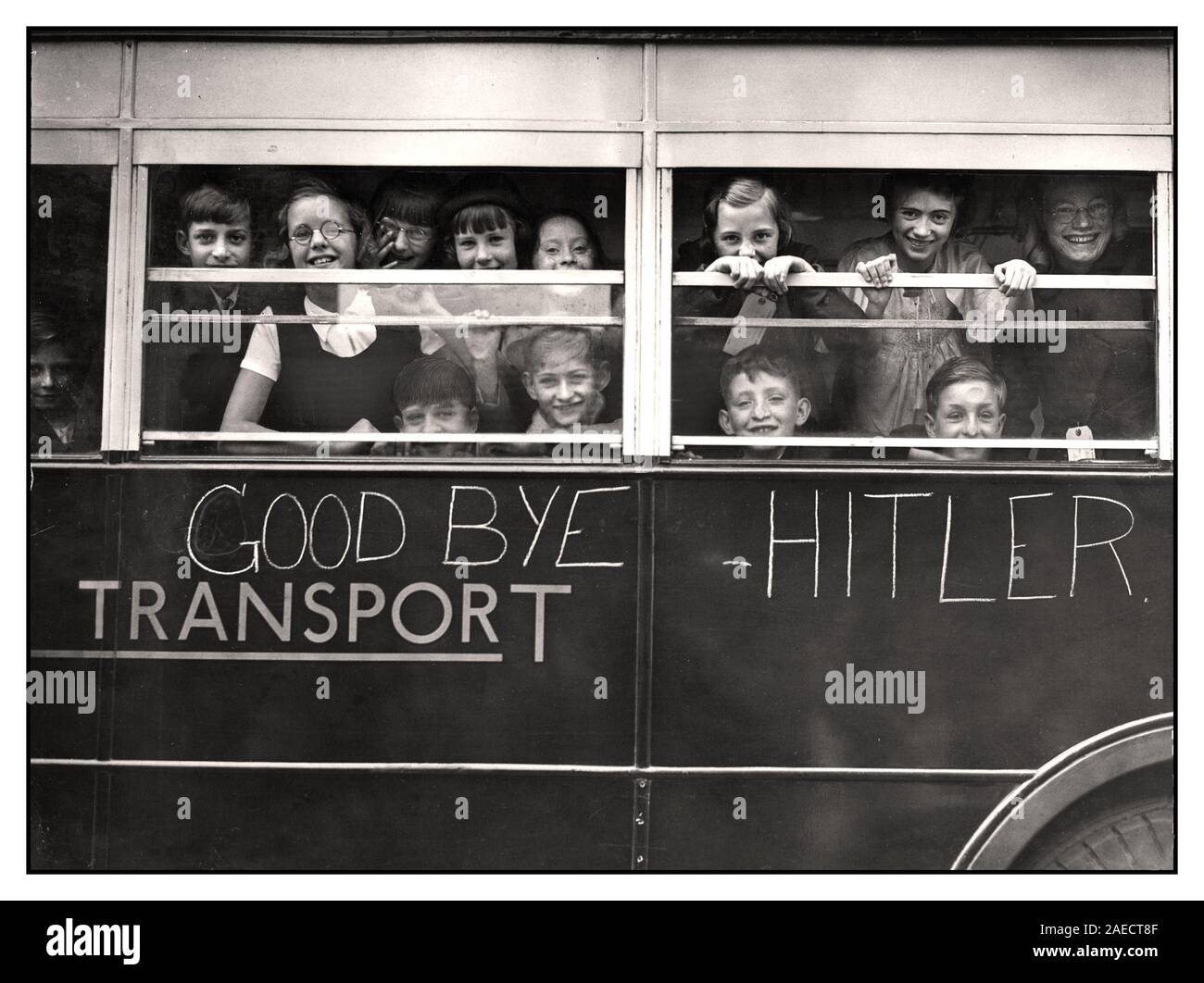 EVACUATION JEUNES ÉVACUÉS WW2 enfants du quartier est de Londres 'Goodbye Hitler' évacuant au début de la deuxième Guerre mondiale de WW2 image d'enfants britanniques souriants évacués dans un bus de transport de Londres en dehors de l'Allemagne nazie Blitz bombardement, dans le cadre de l'opération pied Piper. En fin de compte, 3,5 millions de personnes ont été déplacées dans le cadre de l'évacuation de la Seconde Guerre mondiale. Deuxième Guerre mondiale Banque D'Images