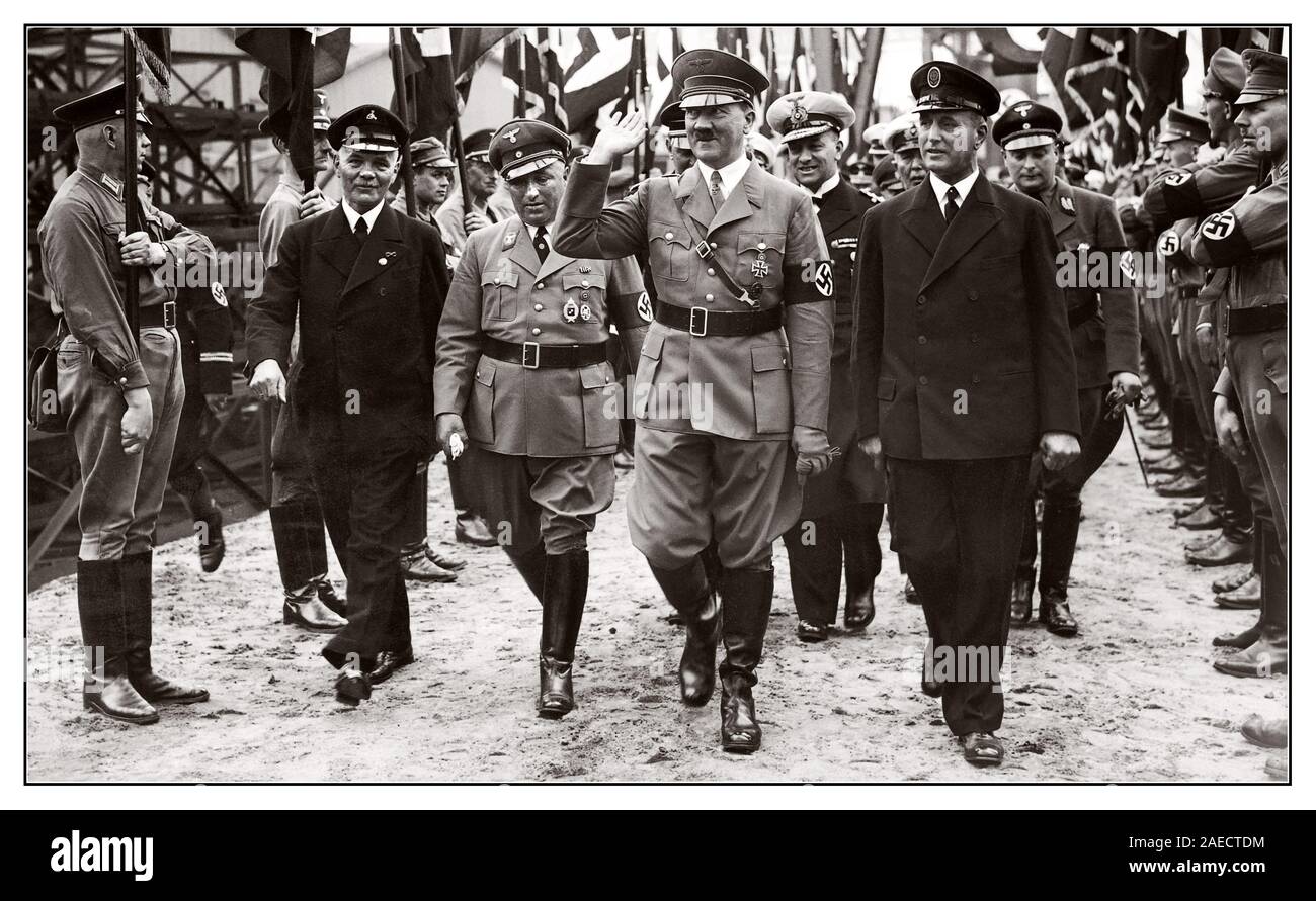 Vintage 1930 Défilé nazi Adolf Hitler en tenant une salve de troupes lors de la cérémonie de la marine avec Martin Bormann sur le côté droit, Allemagne Banque D'Images