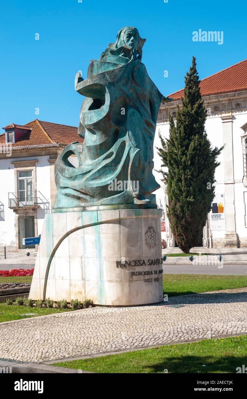 Statue de la princesse Joana en face de la monastère Santa Joana, Museu de Aveiro - Santa Joana (Antigo Mosteiro de Jésus), l'ancienne 15e siècle Banque D'Images