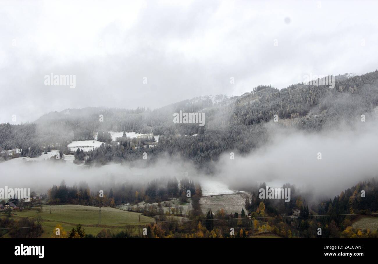 Jour brumeux avec vue sur la ligne de neige dans une vallée en Haute Autriche Banque D'Images