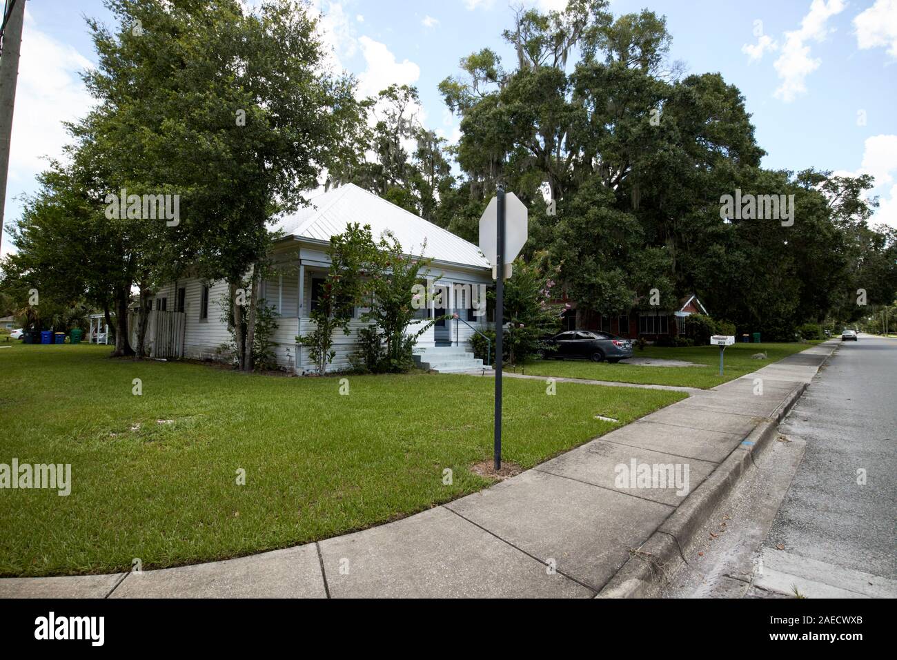 Vêtue de bois Maisons de faible hauteur sur coin de rue dans le vieux quartier du jardin d'hiver en Floride usa Banque D'Images