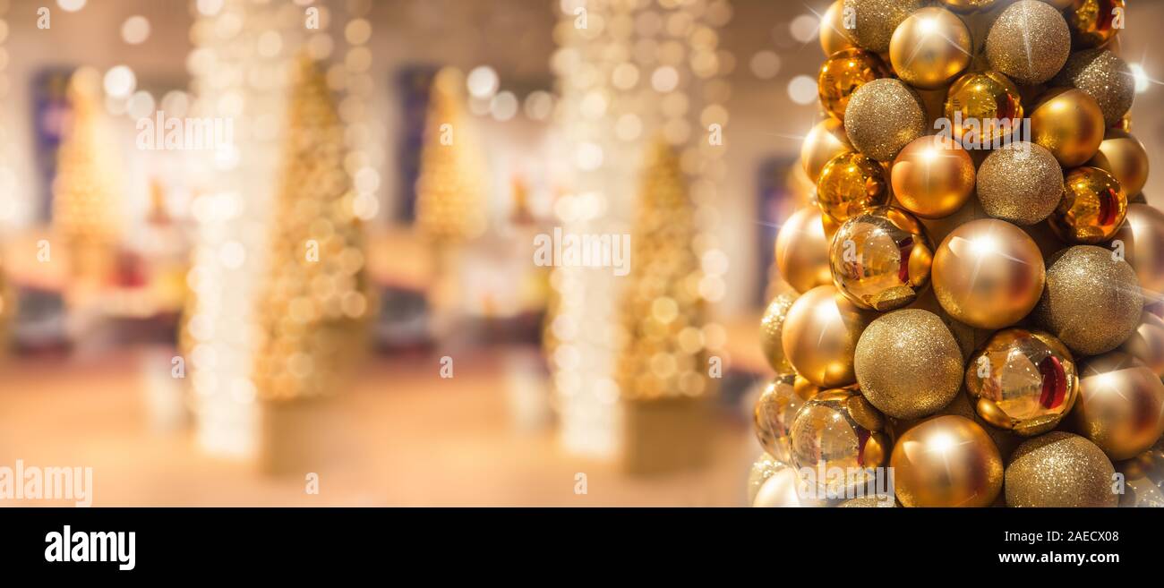 Arbre de Noël avec des boules d'or dans le centre commercial de luxe Banque D'Images