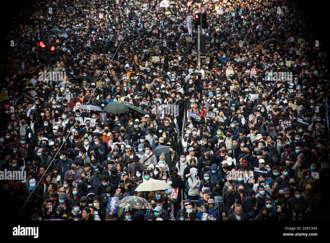 Des manifestants pro-démocratie prendre part à un rassemblement de masse organisé par la fonction de l'homme au Causeway Bay. Des centaines de milliers de personnes ont défilé à Hong Kong pour marquer la Journée internationale des droits de l'homme et de la presse pour plus de démocratie dans la ville. Banque D'Images