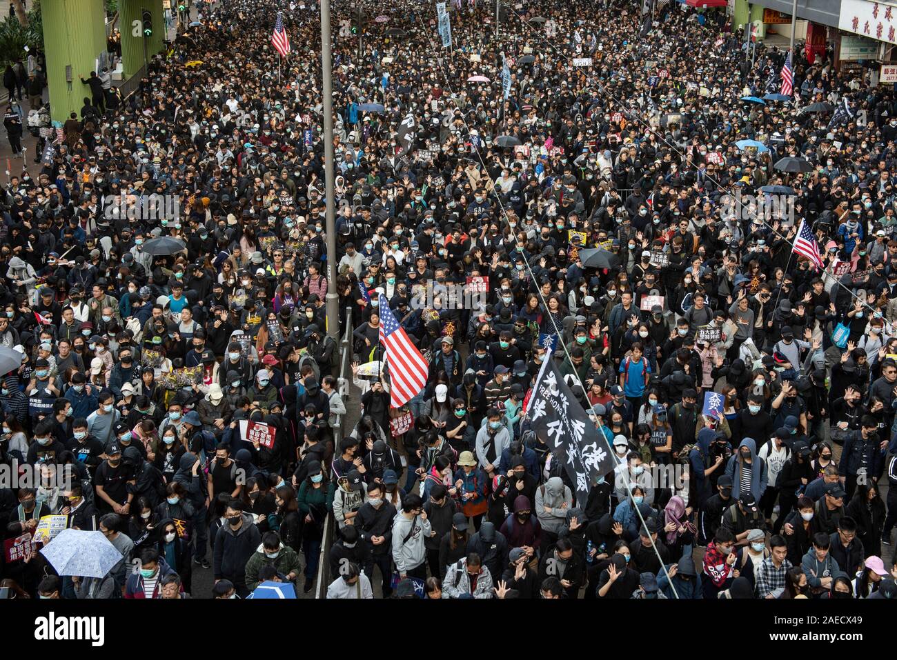 Des manifestants pro-démocratie prendre part à un rassemblement de masse organisé par la fonction de l'homme au Causeway Bay. Des centaines de milliers de personnes ont défilé à Hong Kong pour marquer la Journée internationale des droits de l'homme et de la presse pour plus de démocratie dans la ville. Banque D'Images