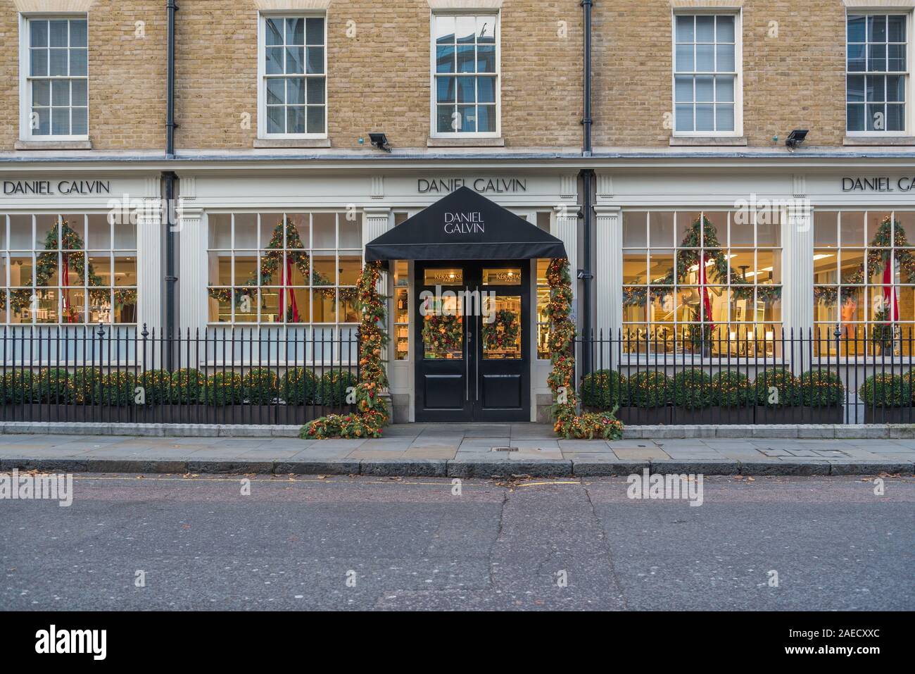 Daniel Galvin, flagsjhip salon de coiffure dans George Street, Marylebone, London, England, UK. Windows et l'entrée décorée pour Noël clebrations. Banque D'Images