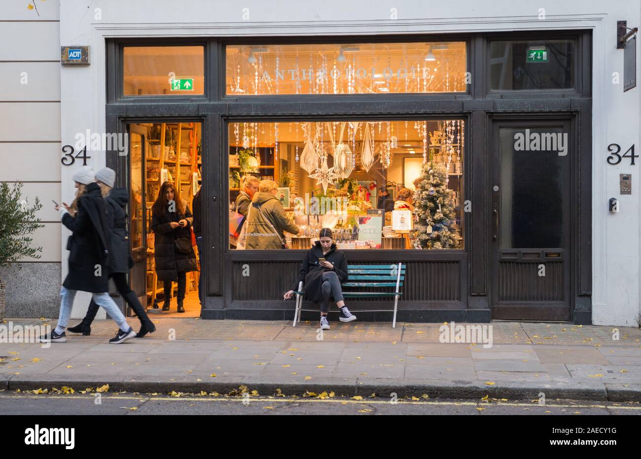 Les gens de shopping dans Anthropologie, une boutique qui vend des  vêtements pour femmes boho-chic, chaussures, accessoires & home decor,  Marylebone High Street, London, England, UK Photo Stock - Alamy