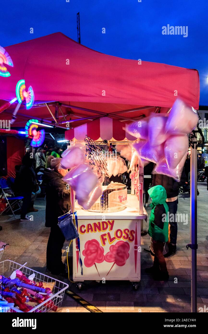 Jeune enfant dans un anorak vert acheter candyfloss à partir d'un stand au Festival de Noël Archway dans Navigator Square, London, UK Banque D'Images