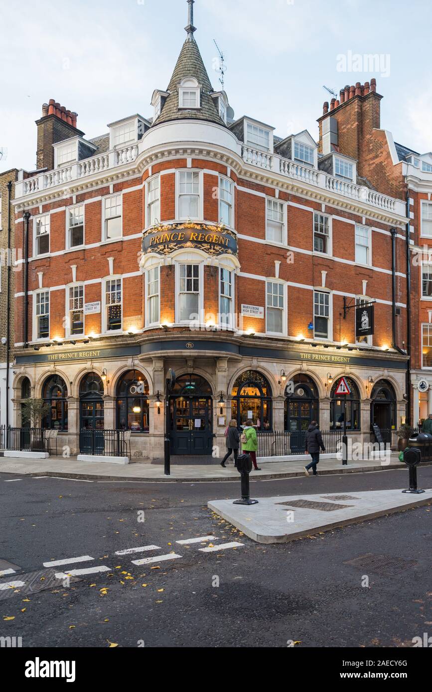 Le Prince Régent, un pub anglais traditionnel et un restaurant dans Marylebone High Street, London, England, UK Banque D'Images