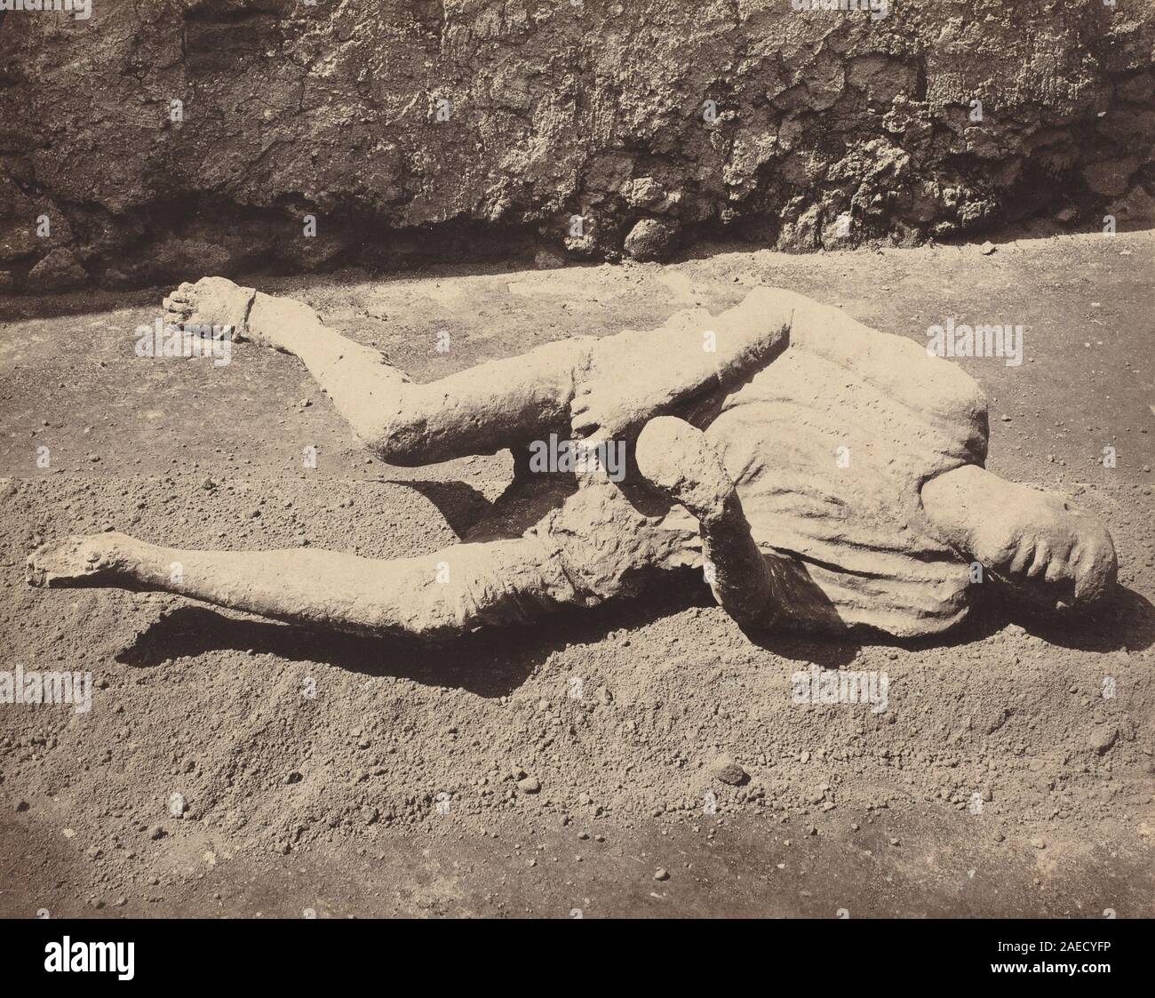 L'impronte umane (Pompéi), créée en 1873 par Giorgio Sommer, représente des empreintes humaines conservées dans des cendres volcaniques, illustrant des photographies du XIXe siècle, de la documentation archéologique et des vestiges de Pompéi. Banque D'Images