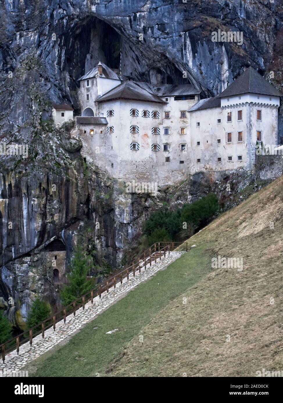 Château de Predjama un jour de pluie Banque D'Images