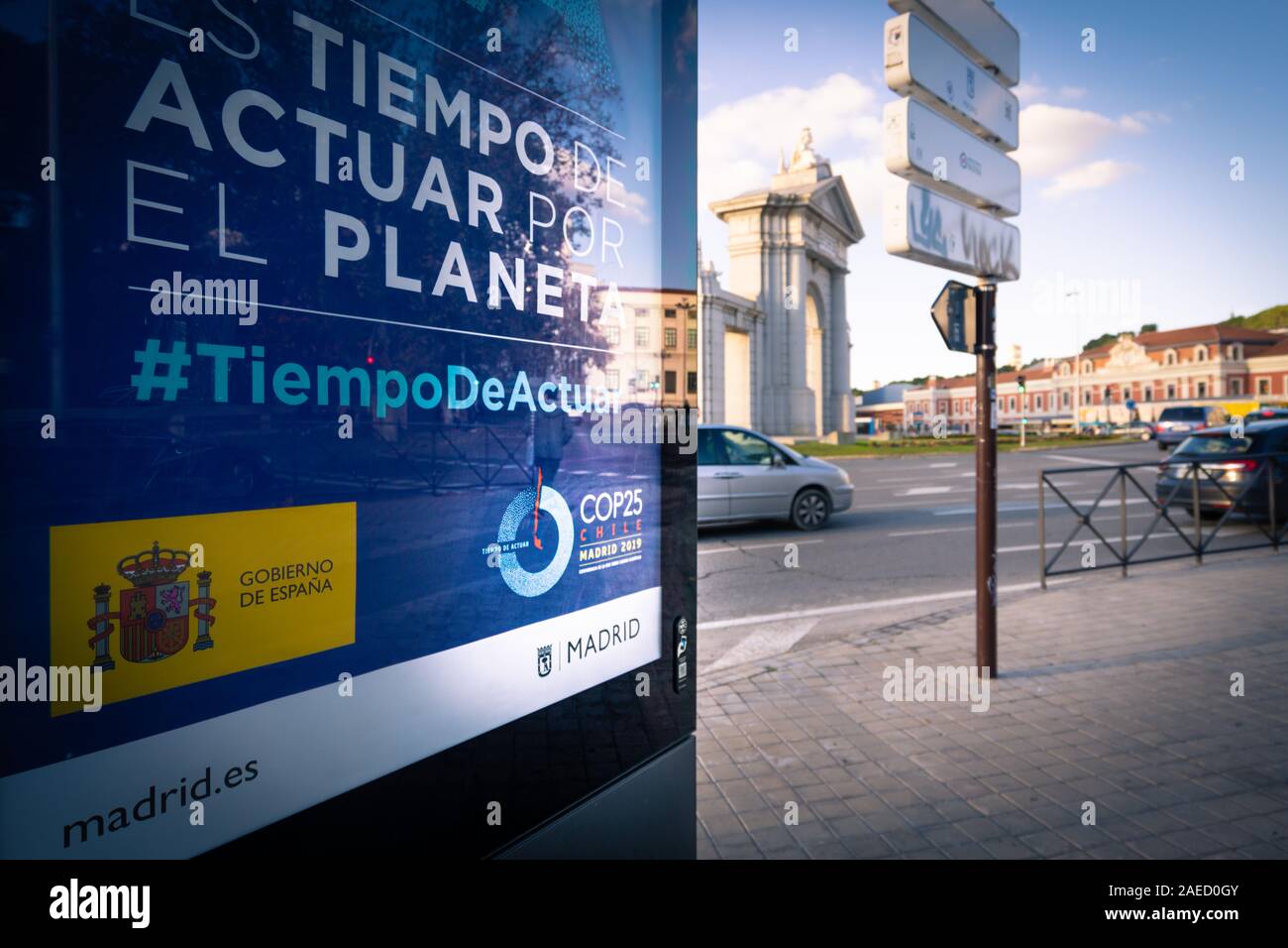 COP25 annonce sur un panneau en place Puerta de San Vicente Banque D'Images