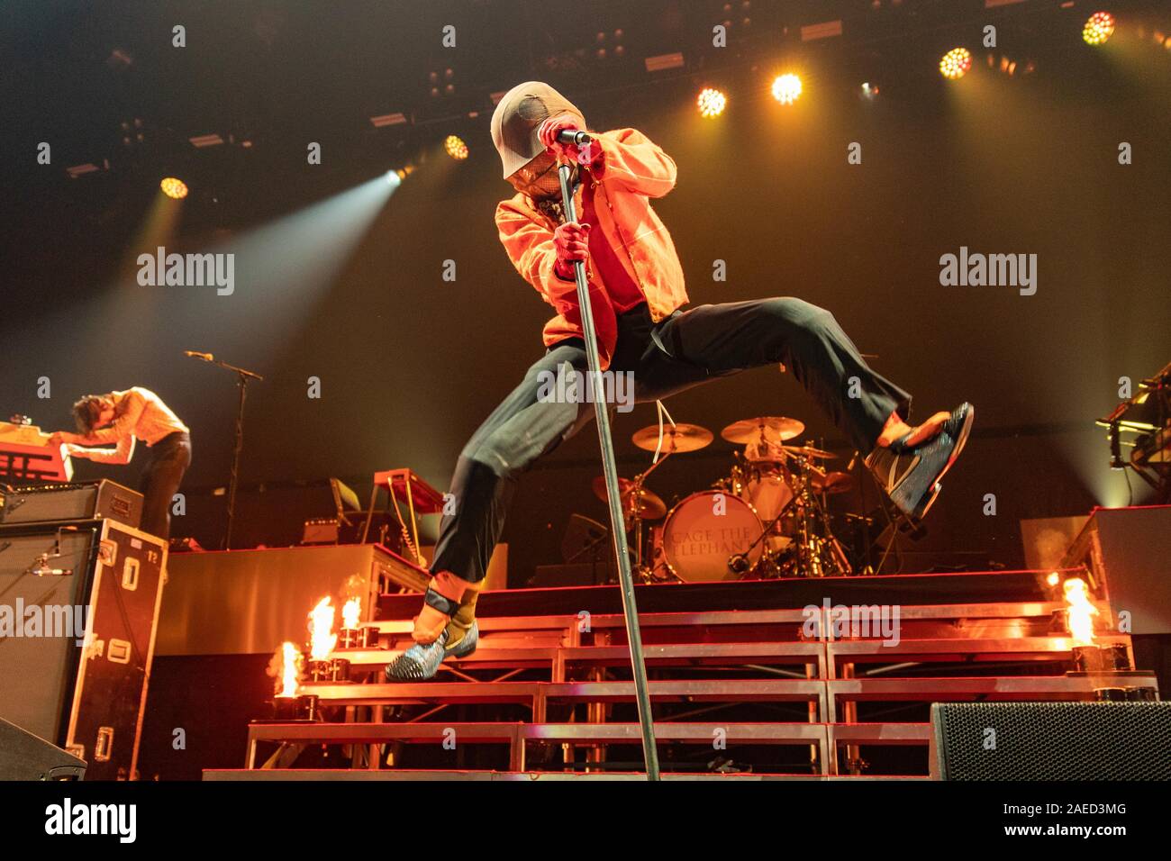 Le 7 décembre 2019, Anaheim, Californie, États-Unis : MATT SHULTZ de Cage the Elephant pendant l'Absolut KROQ Acoustic presque concert de Noël à Honda Center d'Anaheim, Californie (crédit Image : © Daniel DeSlover/Zuma sur le fil) Banque D'Images