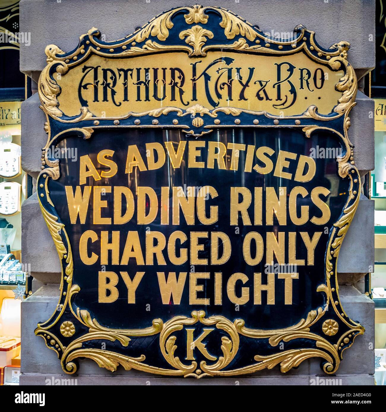 Enseigne à l'extérieur des bijoutiers à Manchester. Les anneaux de mariage facturés uniquement en poids Banque D'Images