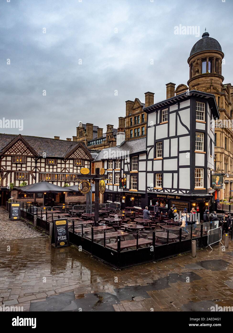 Shambles Square à Manchester, Angleterre, créé en 1999 autour de l'ancienne auberge Wellington reconstruite et Sinclair's Oyster Bar à côté de la Mitre Hotel. Banque D'Images