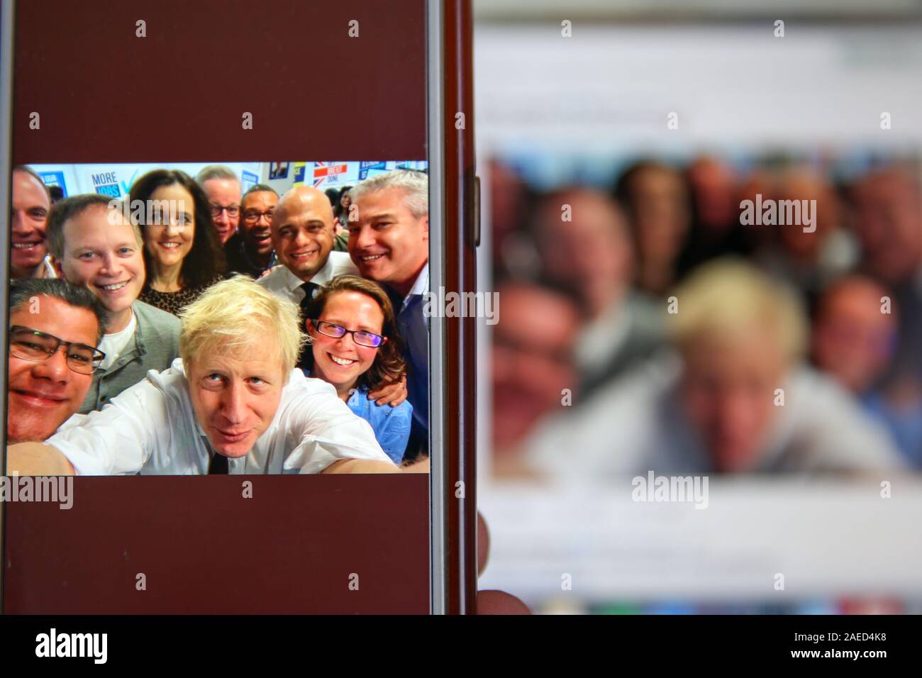 Londres, Royaume-Uni. 8e déc, 2019. Un tweet par Boris Johnson, Premier Ministre du Royaume-Uni et chef du parti conservateur, lui faisant prendre une avec le cabinet selfies membres au QG du parti conservateur dans le centre de Londres, 29e de la campagne électorale. Les Britanniques se rendent aux urnes le 12 décembre lors d'une élection générale. Credit : Dinendra Haria SOPA/Images/ZUMA/Alamy Fil Live News Banque D'Images