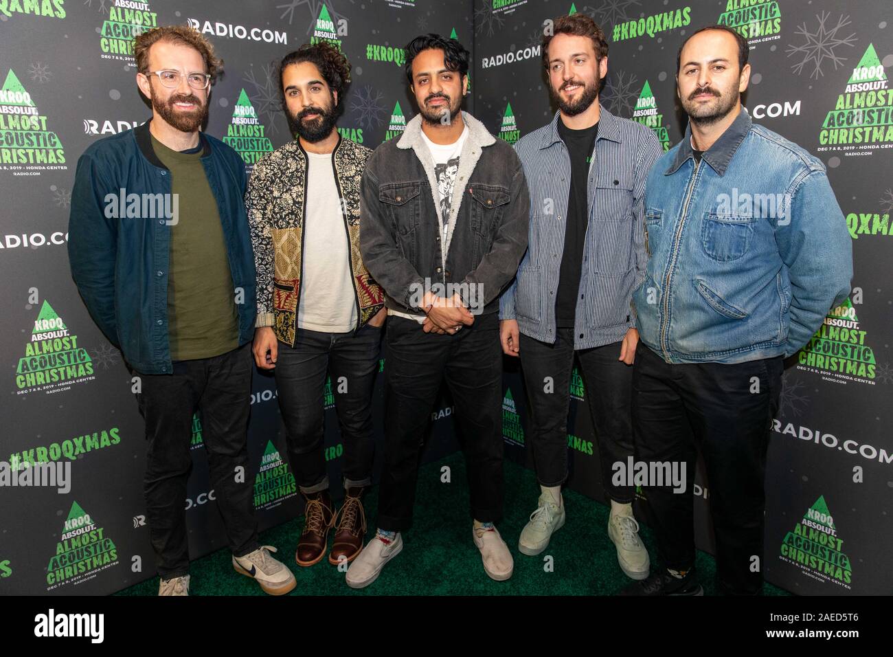 Le 7 décembre 2019, Anaheim, Californie, États-Unis : JACOB TILLEY, PAYAM DOOSTZADEH, SAMEER GADHIA, FRANCOIS COMTOIS et ERIC CANNATA de jeunes le géant arriver à l'Absolut KROQ Acoustic presque concert de Noël à Honda Center d'Anaheim, Californie (crédit Image : © Daniel DeSlover/Zuma sur le fil) Banque D'Images