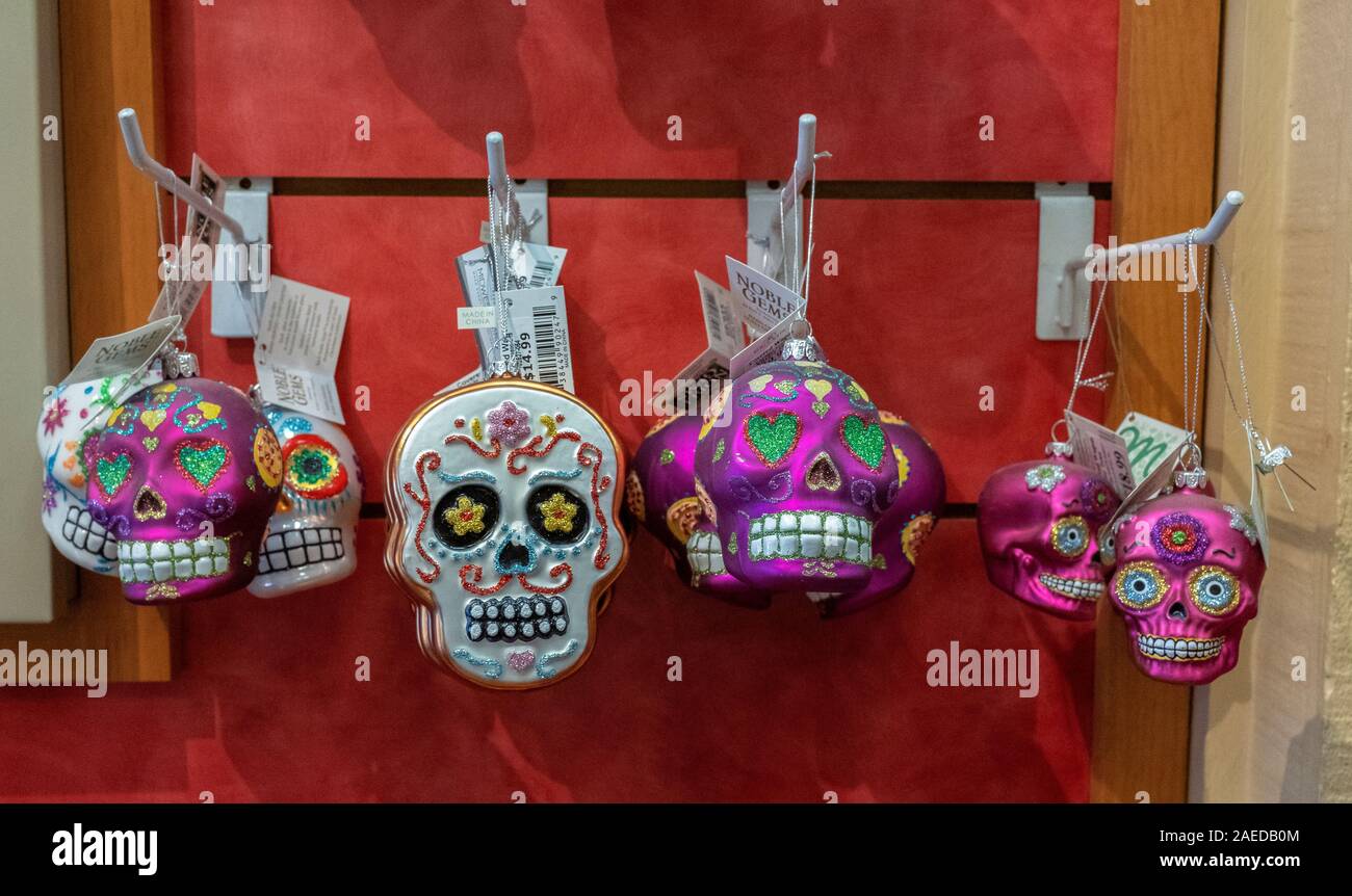 Crânes décoratifs « Day of the Dead » de la collection Kurt S. Adler Noble Gems : vendus dans la vieille ville d'Albuquerque, au Nouveau-Mexique Banque D'Images