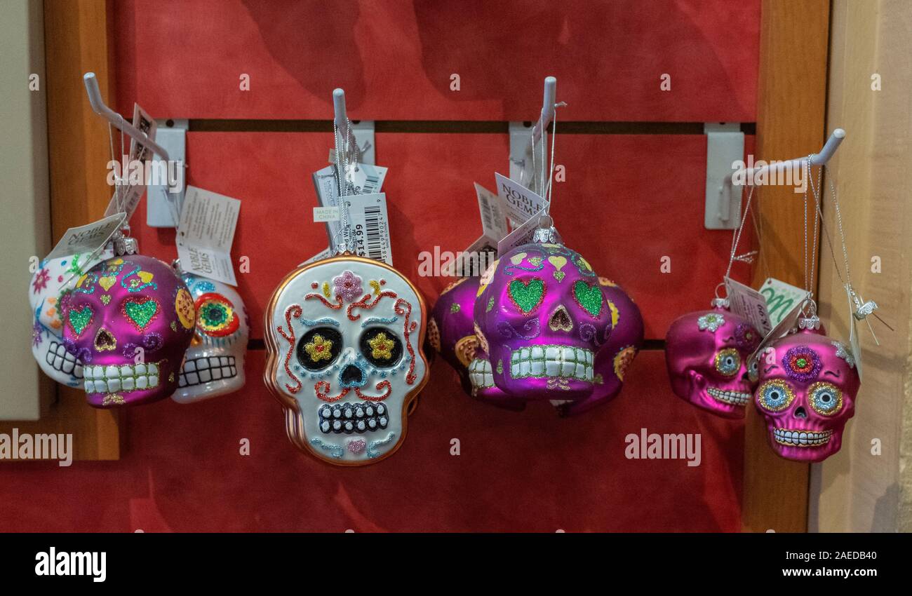 Crânes décoratifs « Day of the Dead » de la collection Kurt S. Adler Noble Gems : vendus dans la vieille ville d'Albuquerque, au Nouveau-Mexique Banque D'Images