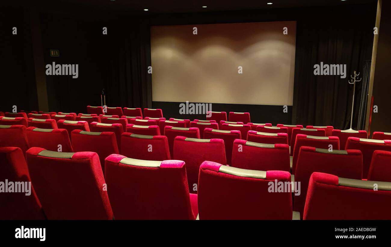 Salle de cinéma vide, l'écran de cinéma et de rangée de siège rouge Banque D'Images