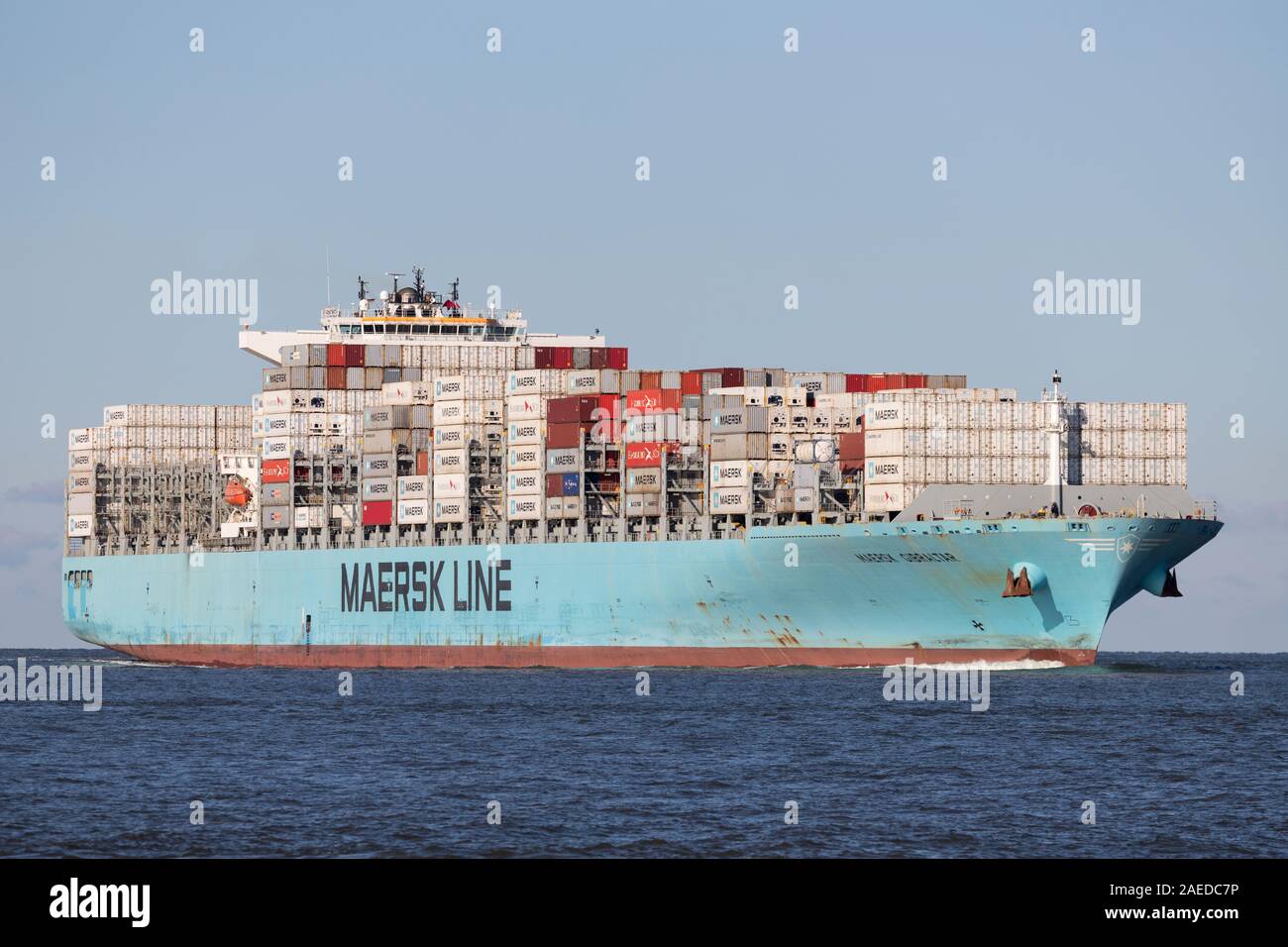 MAERSK GIBRALTAR sur l'Elbe. Maersk est le plus grand exploitant de navires à conteneurs dans le monde. Banque D'Images