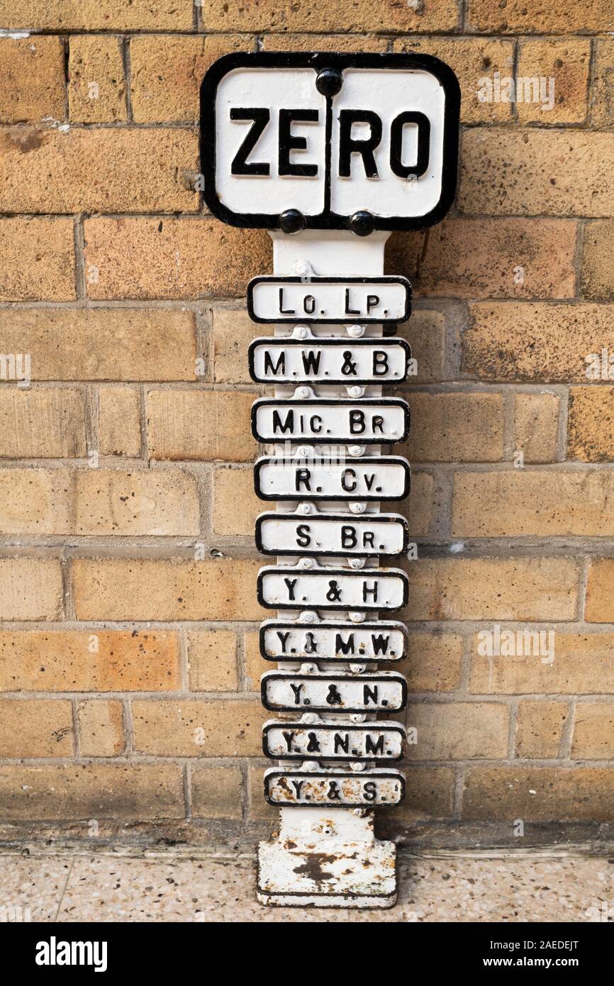 Chemin de fer de l'Est du Nord réplique après zéro dans la gare de York, England, UK Banque D'Images