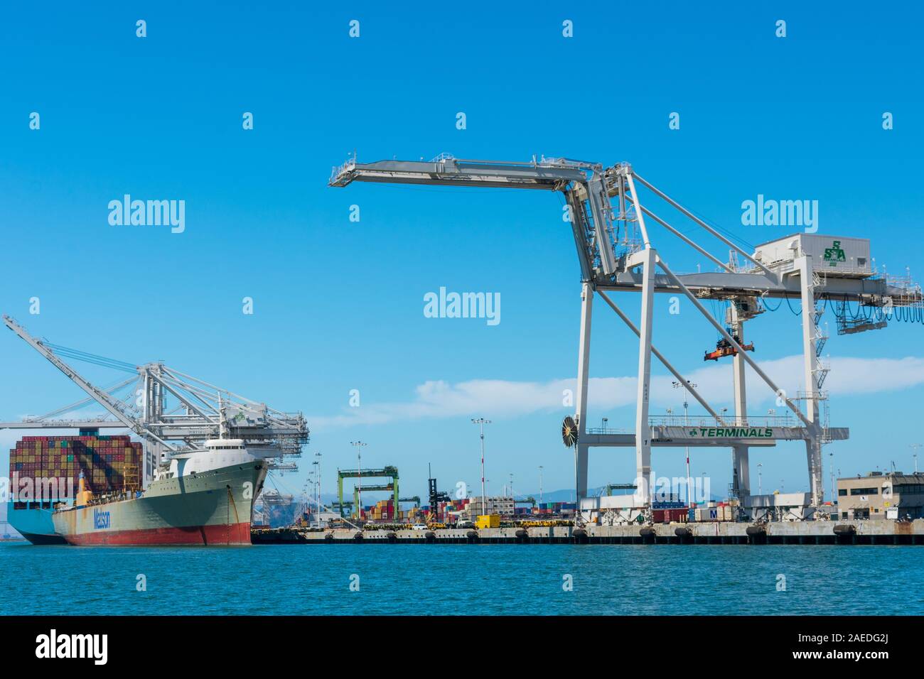 Ship-to-Shore grue à portique à Oakland International Container Terminal construit par Zhen Hua Port Machinery Company et gérés par Services de manutention de Banque D'Images