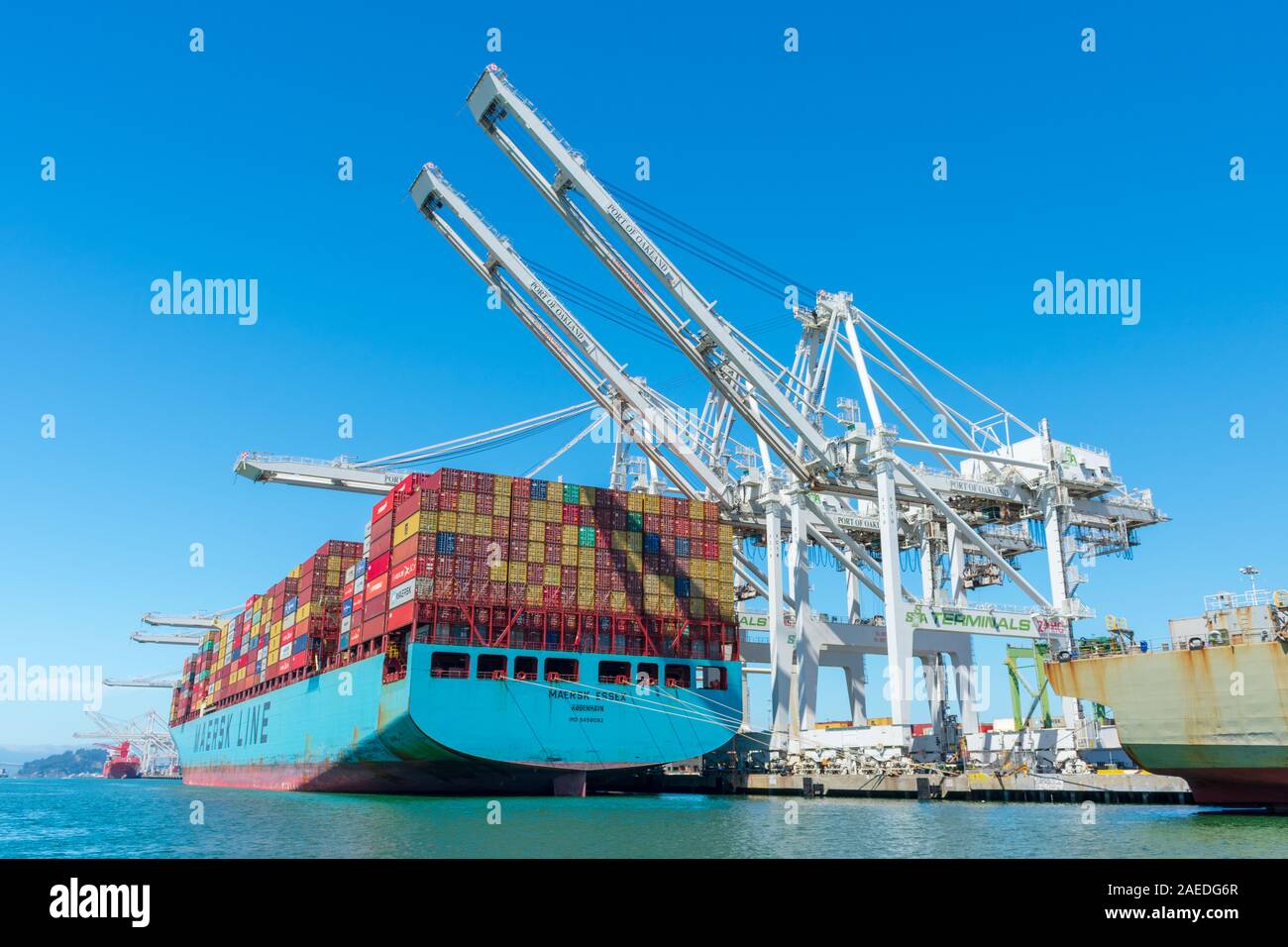 Grues de déchargement des conteneurs conteneurs Maersk Essex exploitées par Maersk Line à Oakland International Container Terminal sous ciel bleu - Oakl Banque D'Images