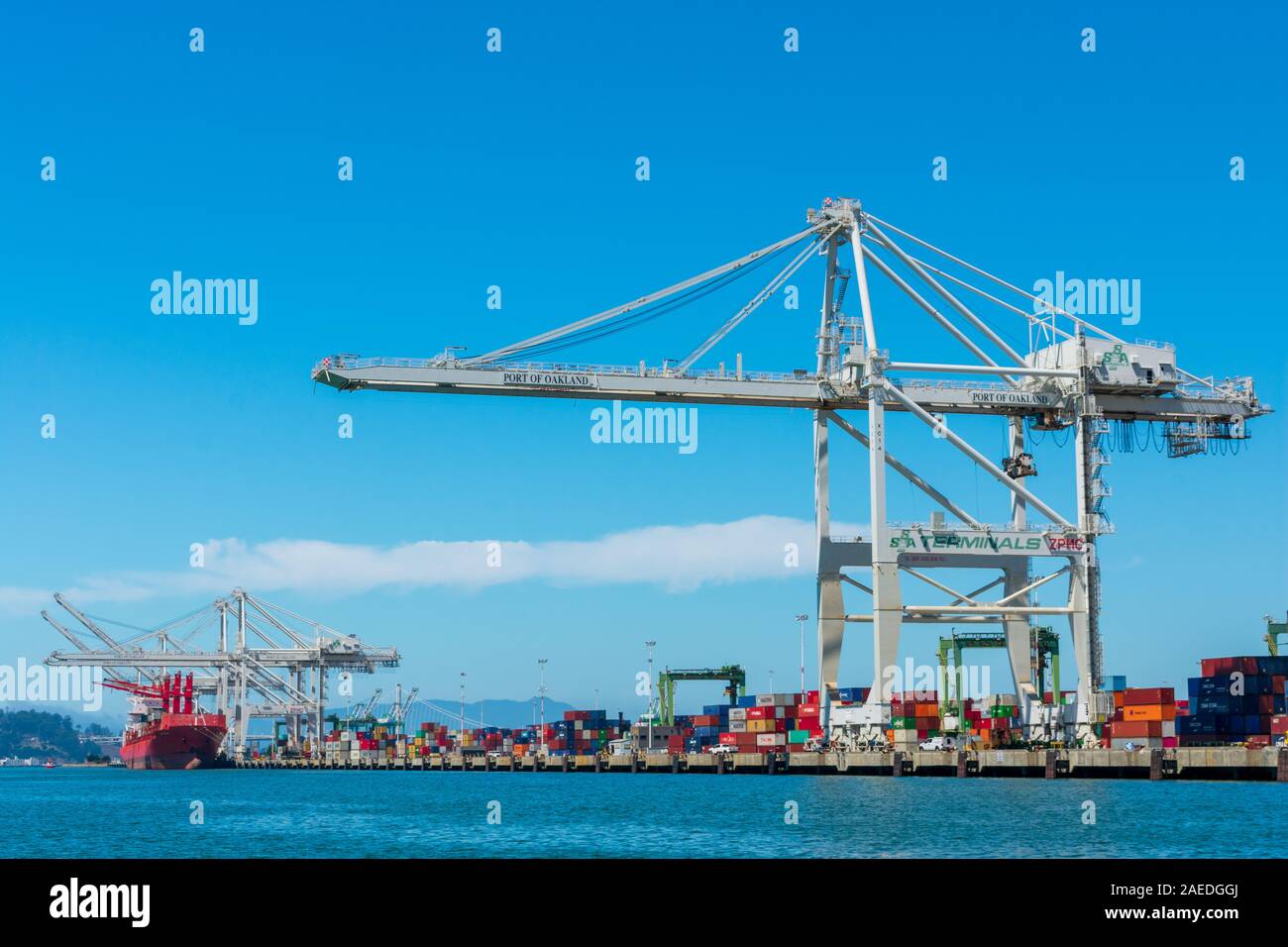 Ship-to-Shore crane à Oakland International Container Terminal construit Zhen Hua Port Machinery Company et gérés par Services de manutention d'Amérique - Banque D'Images
