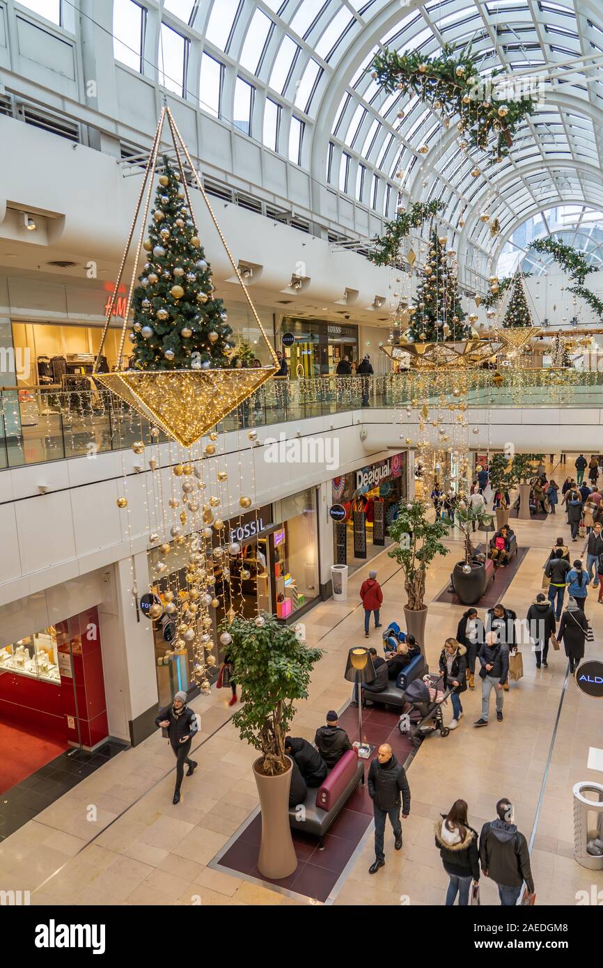 Paris, France - 8 décembre : Parisiens faire du shopping dans le centre commercial Les quatre temps avec des lumières de Noël decoratioin mis sur Banque D'Images