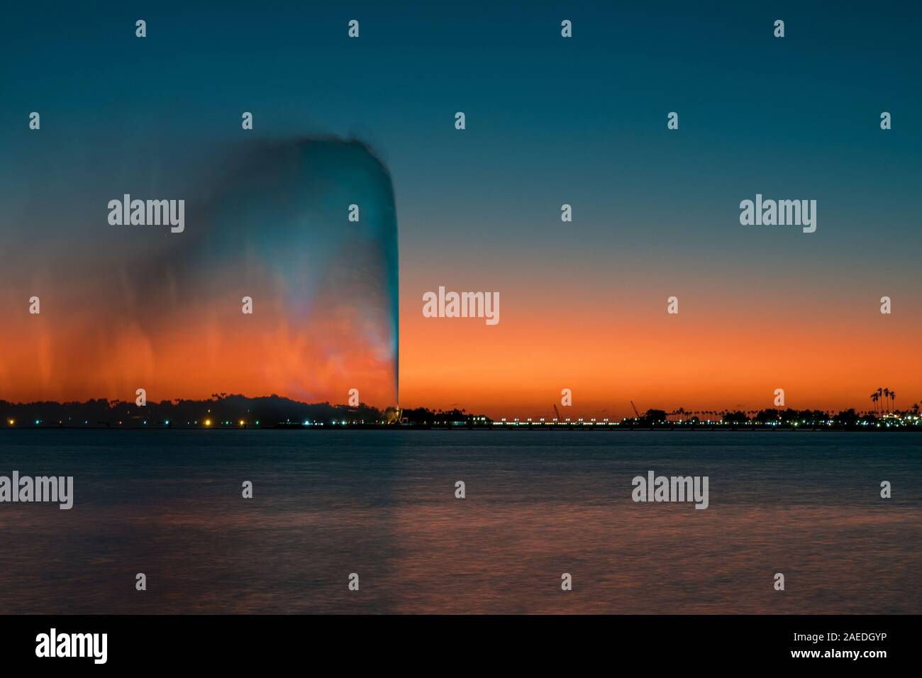 Vue de la King Fahd's fountain vu de la Corniche Sud, Jeddah, Arabie Saoudite, avec un beau coucher de soleil en arrière-plan Banque D'Images