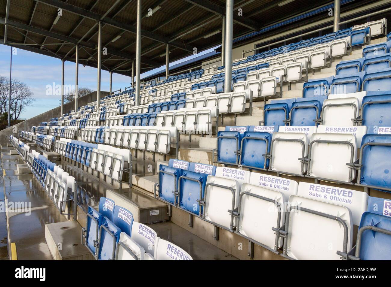 Des sièges vides dans un stade sportif ou terrain de sport Banque D'Images