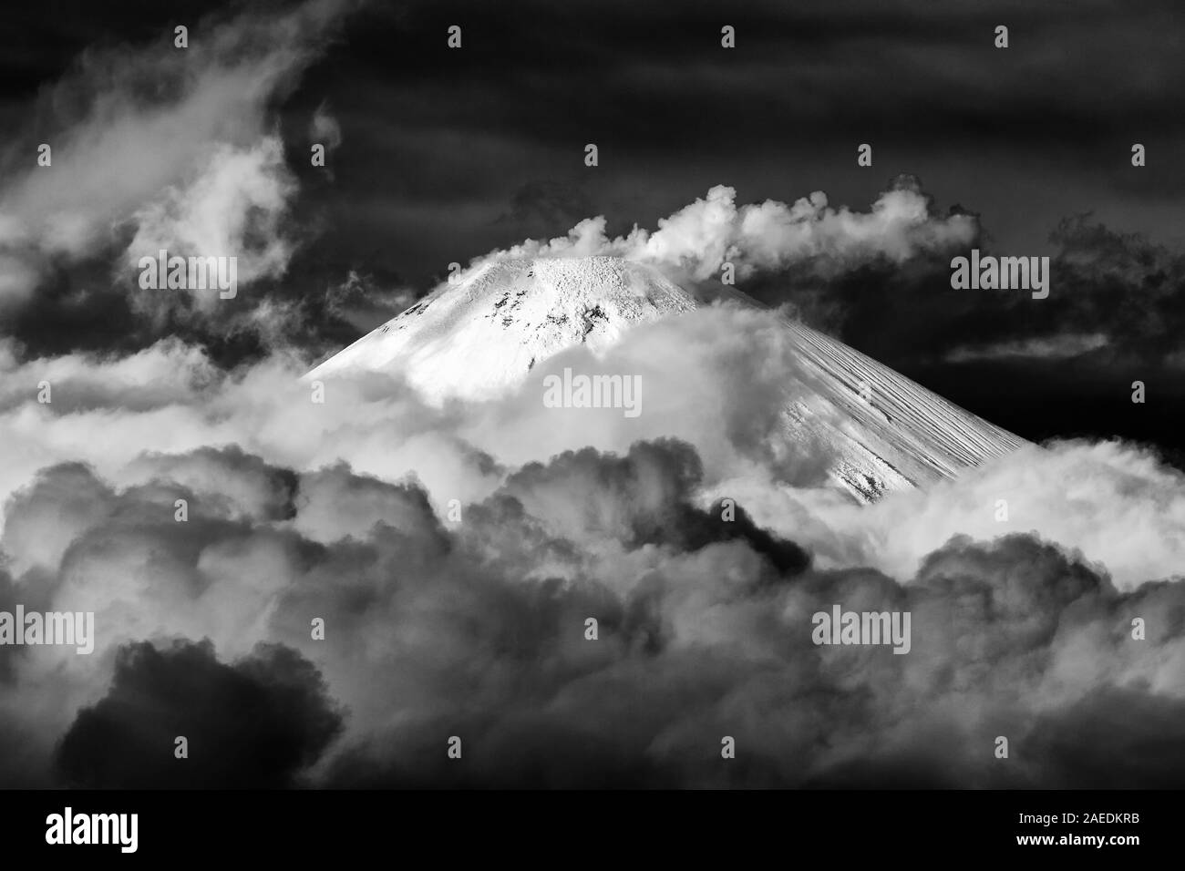 La péninsule du Kamtchatka, volcan actif en hiver vue Avachinskaya Sopka, paysage volcanique spectaculaire - l'activité du volcan Avacha : vapeur, gaz, des cendres Banque D'Images