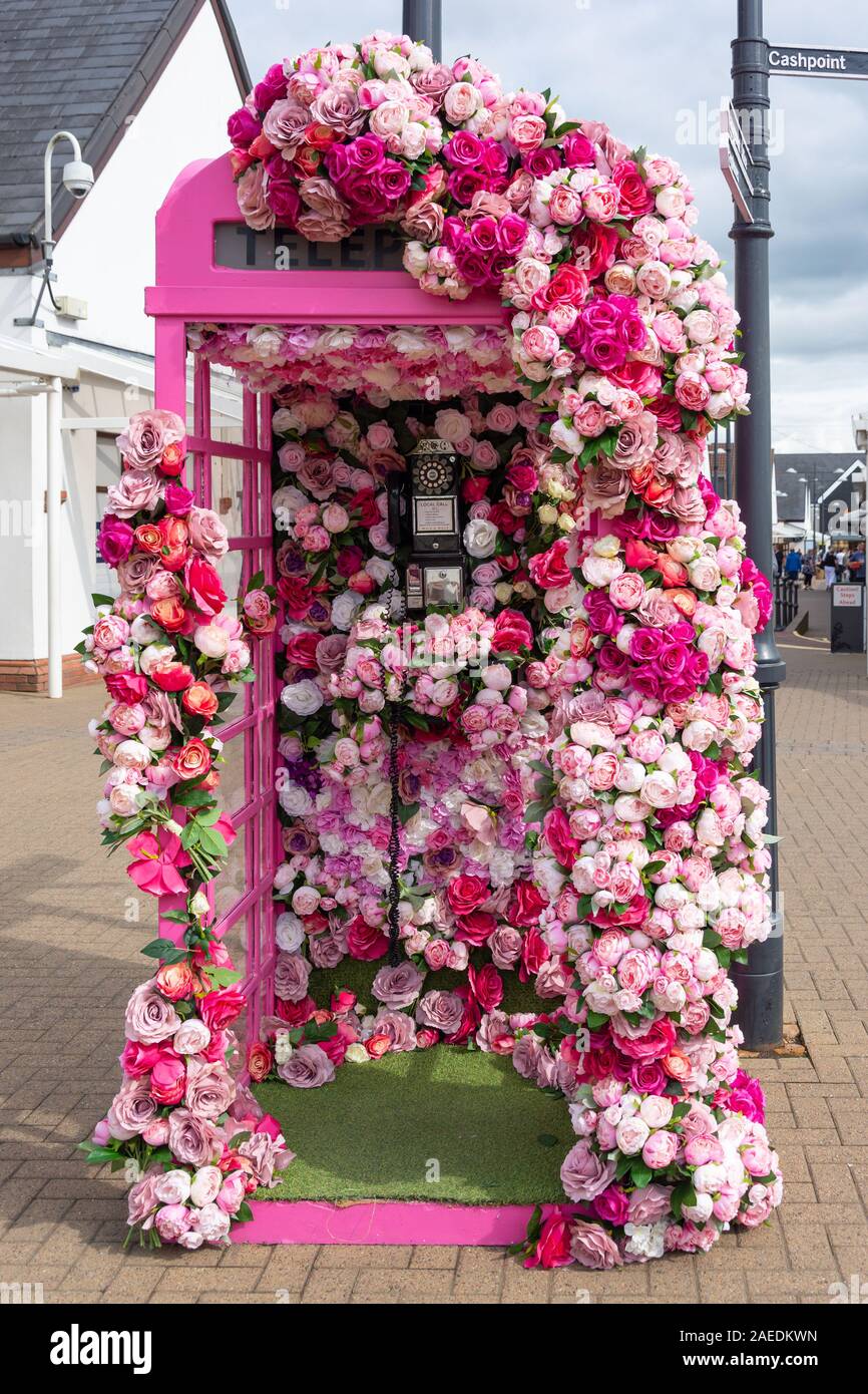 Rose couverts téléphone kiosk in Gretna Gateway Outlet Village, Gretna Green, Gretna, Dumfries et Galloway, Écosse, Royaume-Uni Banque D'Images