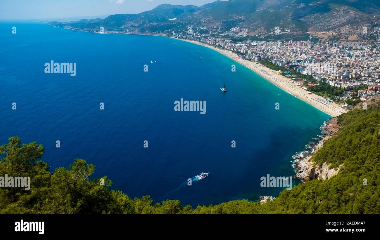 Alanya beach vue d'en haut sur la montagne avec l'autre bateau sur la mer bleue et Harbour City contexte / Belle plage Cleopatra paysage Turquie Alanya Banque D'Images